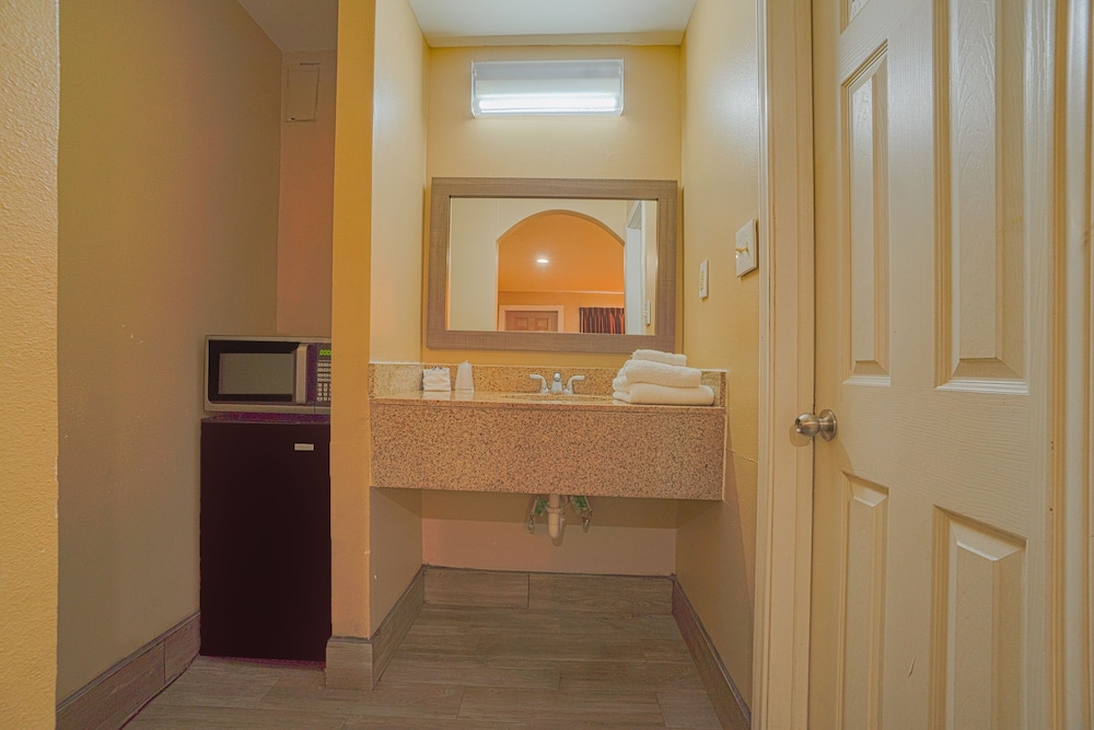 Days Inn by Wyndham Aransas Pass - photo 33