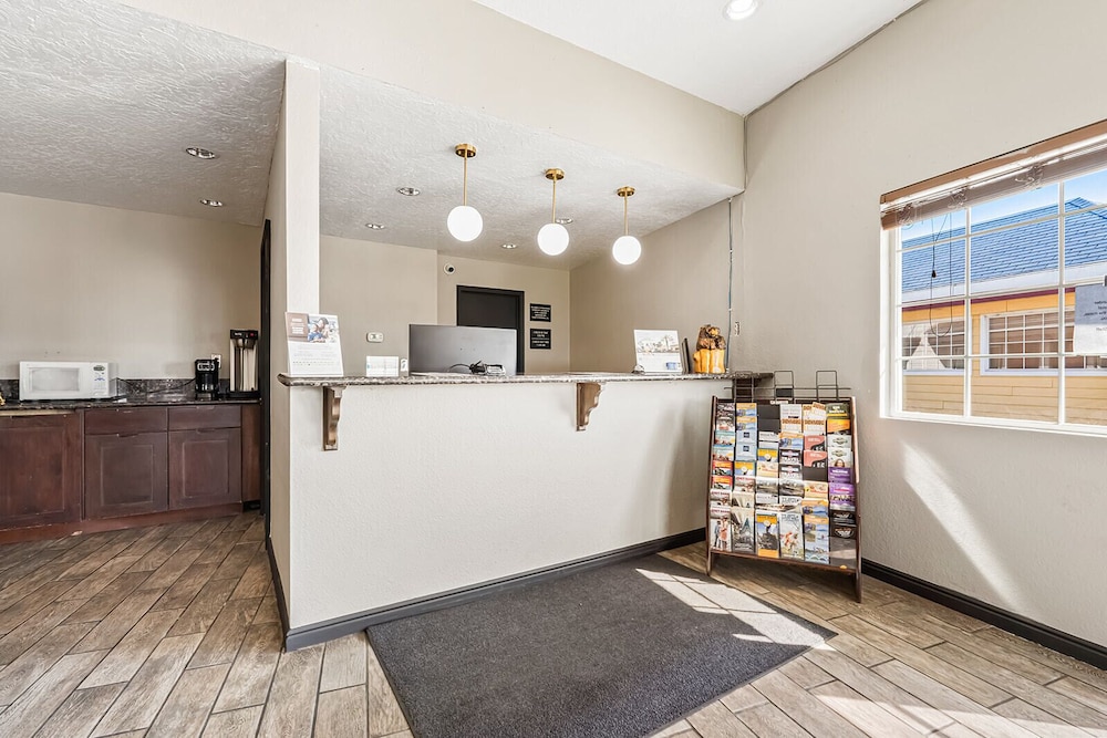 Super 8 by Wyndham Ontario - photo 3