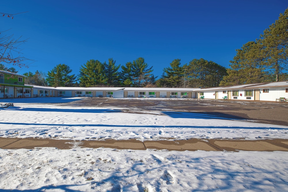 Love Hotels Tomahawk by OYO at Lake Mohawksin WI - photo 30