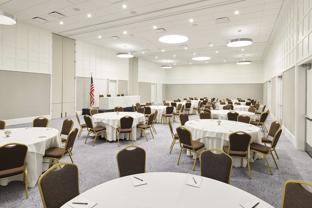 Embassy Suites by Hilton Alexandria Old Town - photo 43