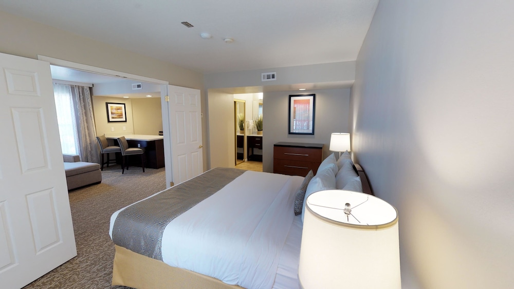 Chase Suite Hotel Newark Fremont - photo 11