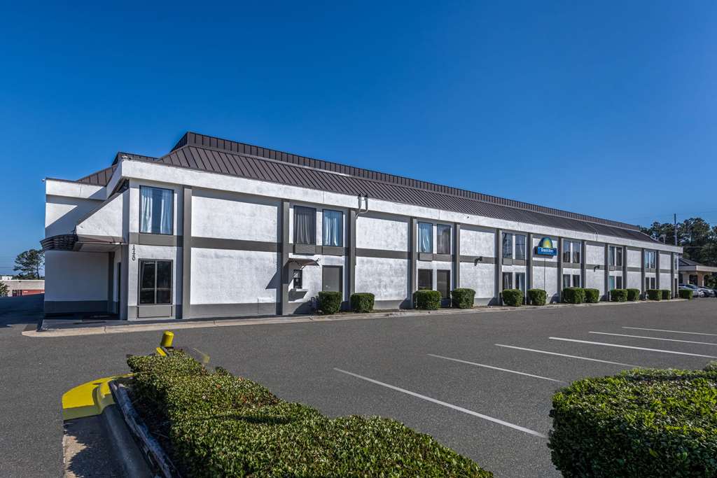 Days Inn & Suites by Wyndham Fort Bragg Cross Creek Mall - photo 3