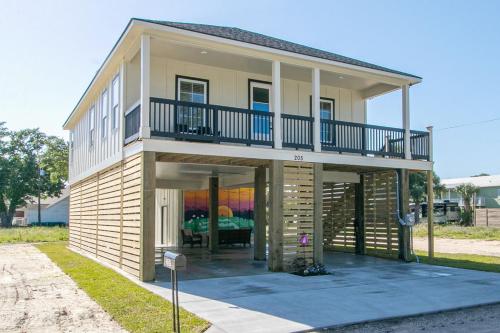 Steps Away from Cruisin' the Coast Gulfport 2BR Game Room and Free Parking — 4-Star Luxury Hotel in Gulfport, United States