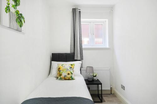 COZY 6 Bed Home in Reading Close to University Attractions Train Station with Garden Parking & WiFi