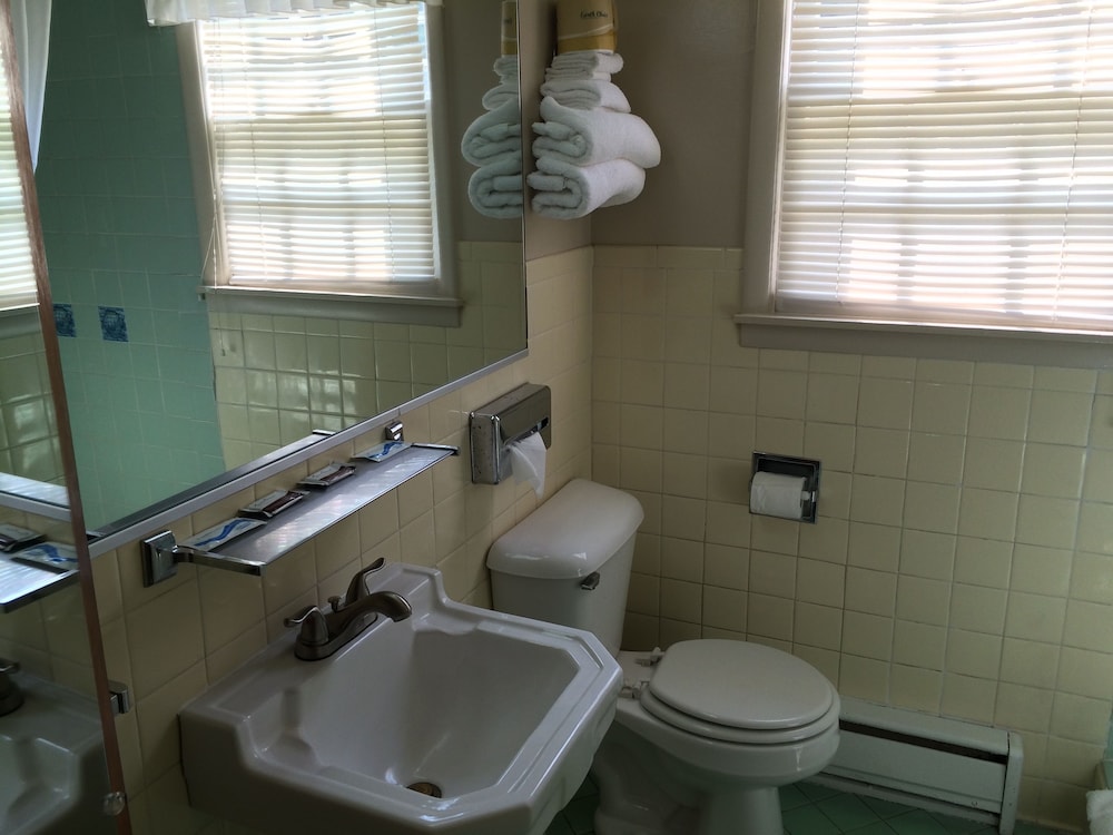 Howard S Motel — Marshall