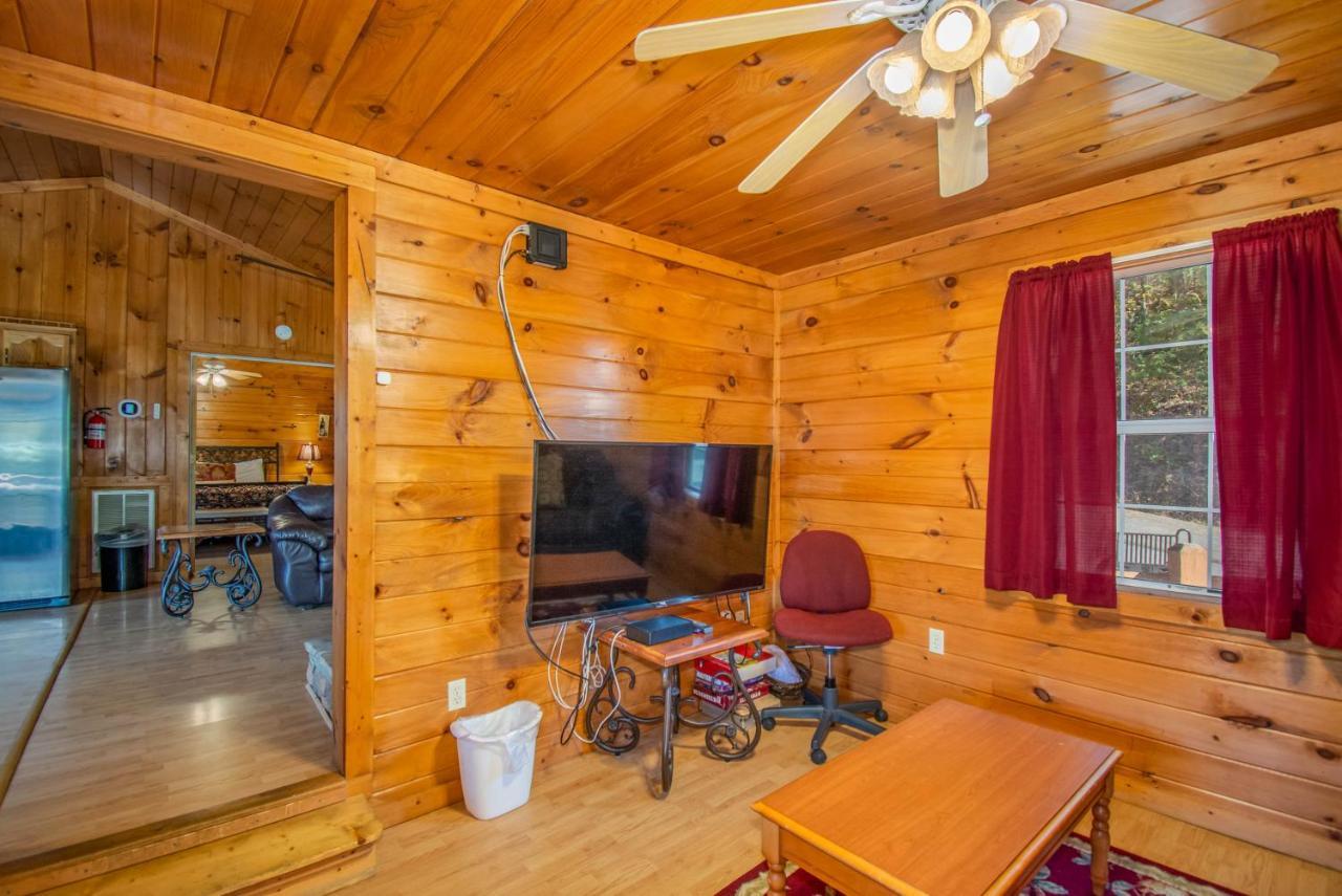 Ladybug Resort Romantic Cabin with Mountain Views Game Room Close To Dollywood - photo 8
