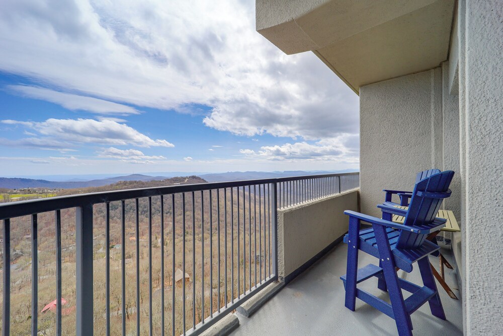 Steps to Slopes Mtn view Sugar Top Condo w Pool — 4-Star Luxury Hotel in Banner Elk, United States
