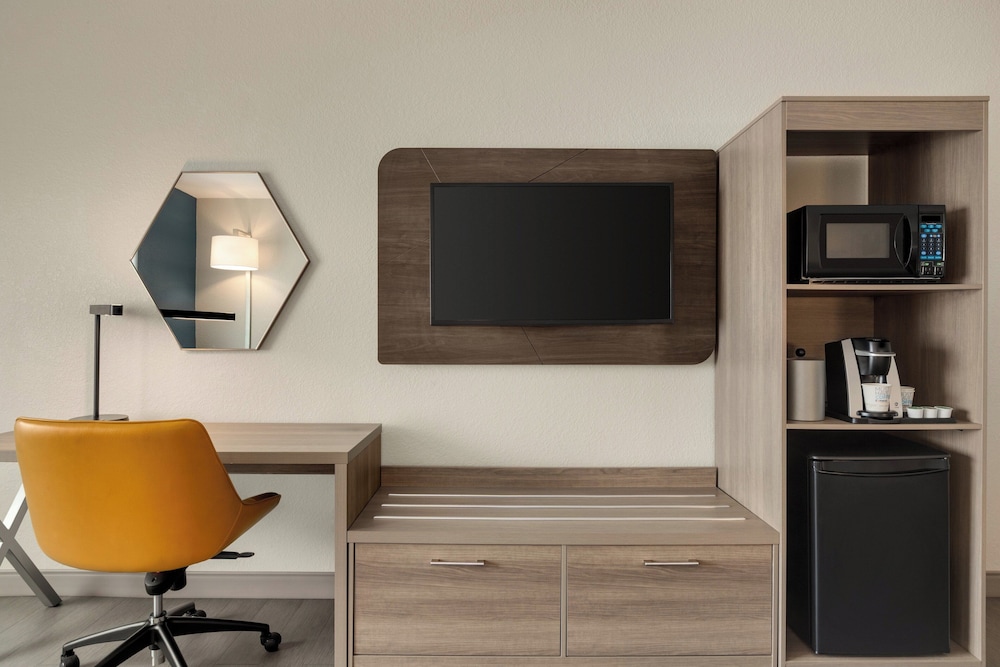 Holiday Inn Express & Suites Fort Lauderdale Airport South by IHG - photo 12