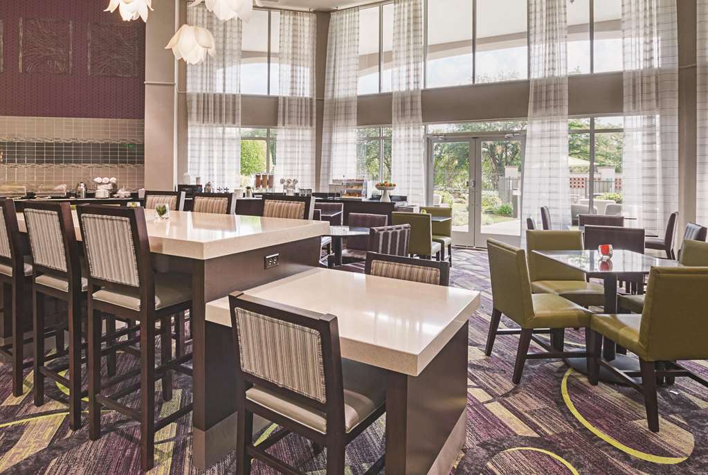 La Quinta Inn & Suites by Wyndham Fort Worth North - photo 45