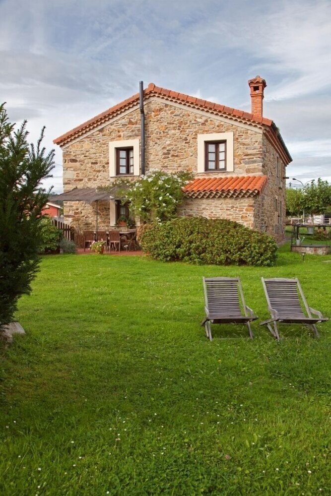 Casa Rural La Casa de Campo I y II — 4-Star Luxury Hotel in Cudillero, Spain