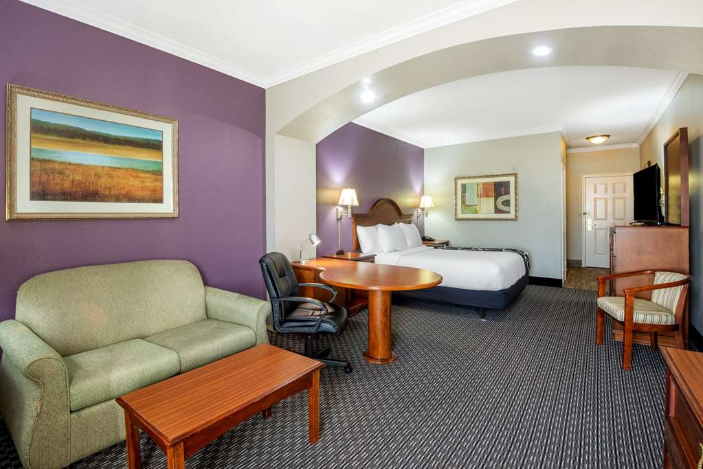 La Quinta Inn & Suites by Wyndham Gainesville - photo 16