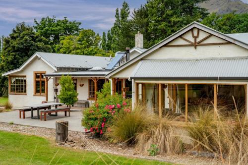 Glendhu Station Homestead Glendhu Bay Home — 4-Star Luxury Hotel in Wanaka, New Zealand