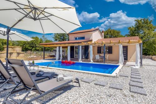 Holiday House Krase with Private Pool — 4-Star Luxury Hotel in Fazana, Croatia