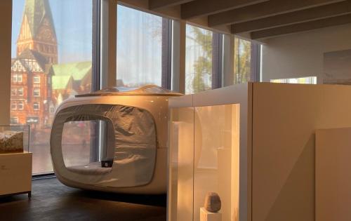 Nachts allein im Museum Indoor Cube in Lueneburg, Germany