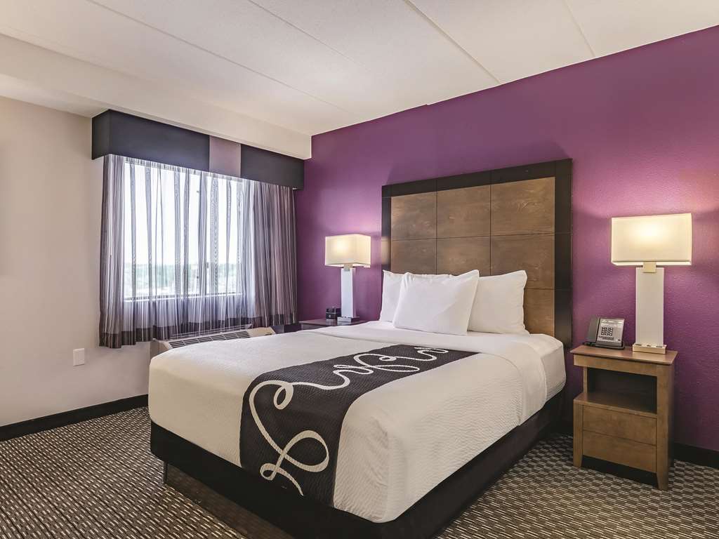 La Quinta Inn & Suites by Wyndham Warwick Providence Airport - photo 30