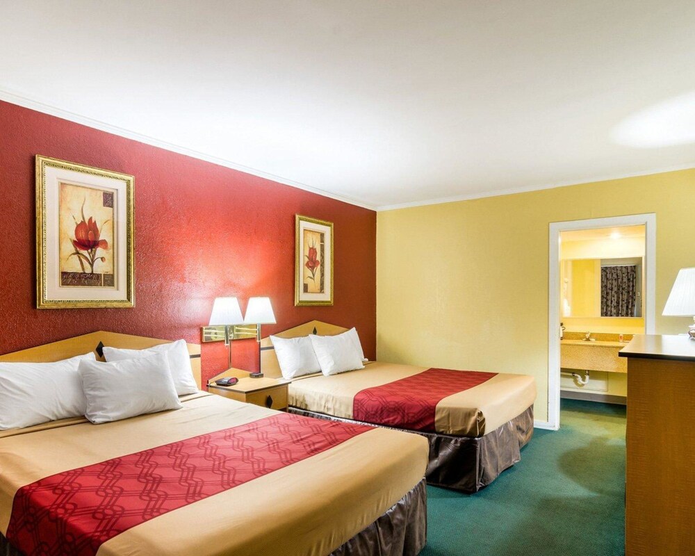 Econo Lodge Topeka Blvd. - photo 22