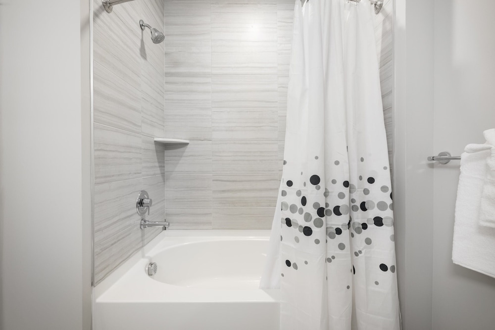 Global Luxury Suites East Boston - photo 35