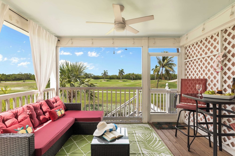 Coral Breeze by Avantstay Close To Beach W Balcony Shared Pool Month Long Stays Only in Key West, United States