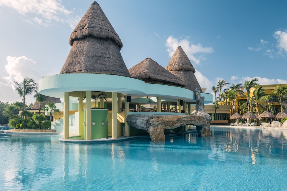 Swim-up bar