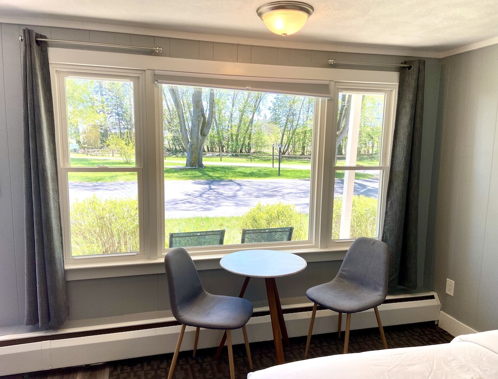 Elk Rapids Lakeshore Inn - photo 5