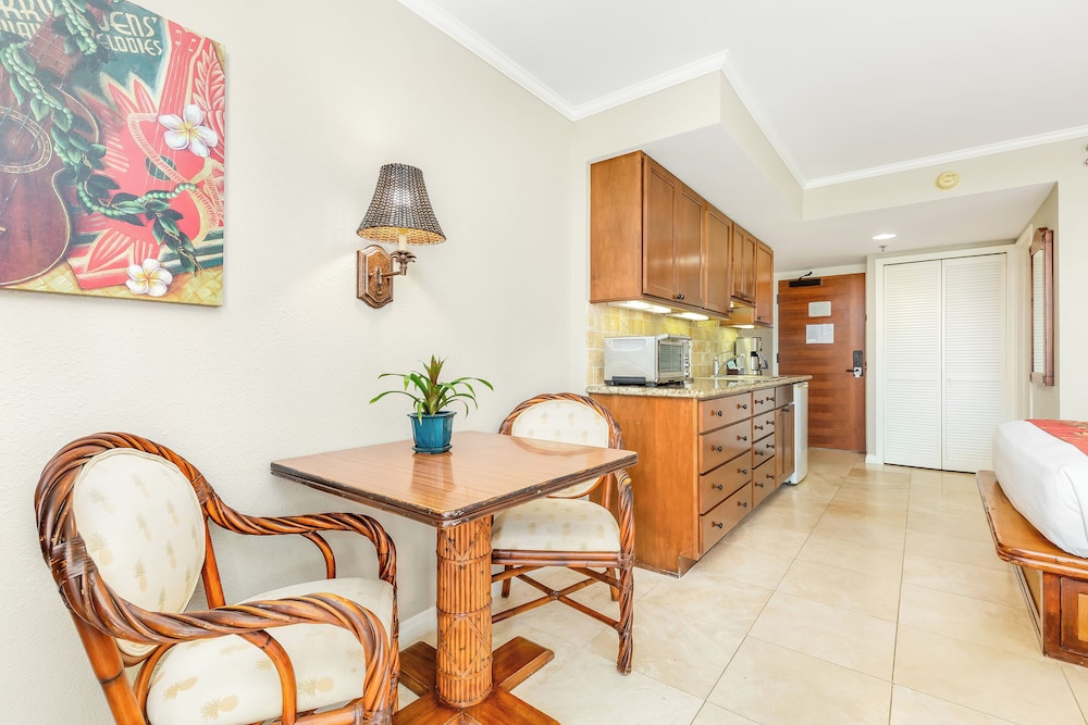 Luana Waikiki Hotel & Suites - photo 45