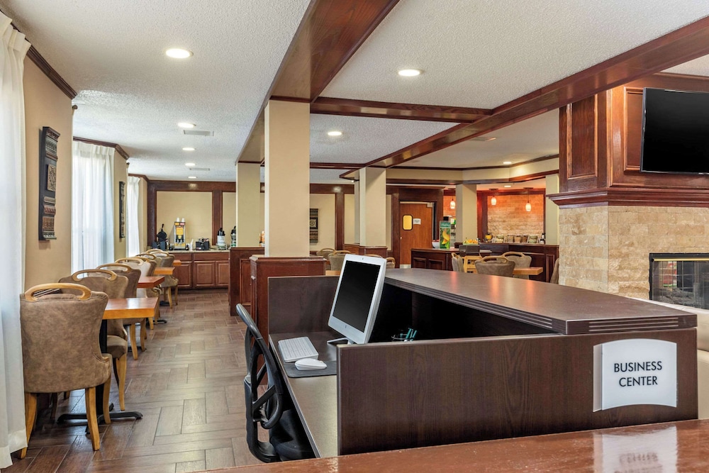 Quality Suites Addison Dallas - photo 47