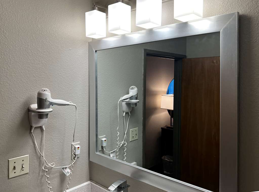 Econo Lodge - photo 18