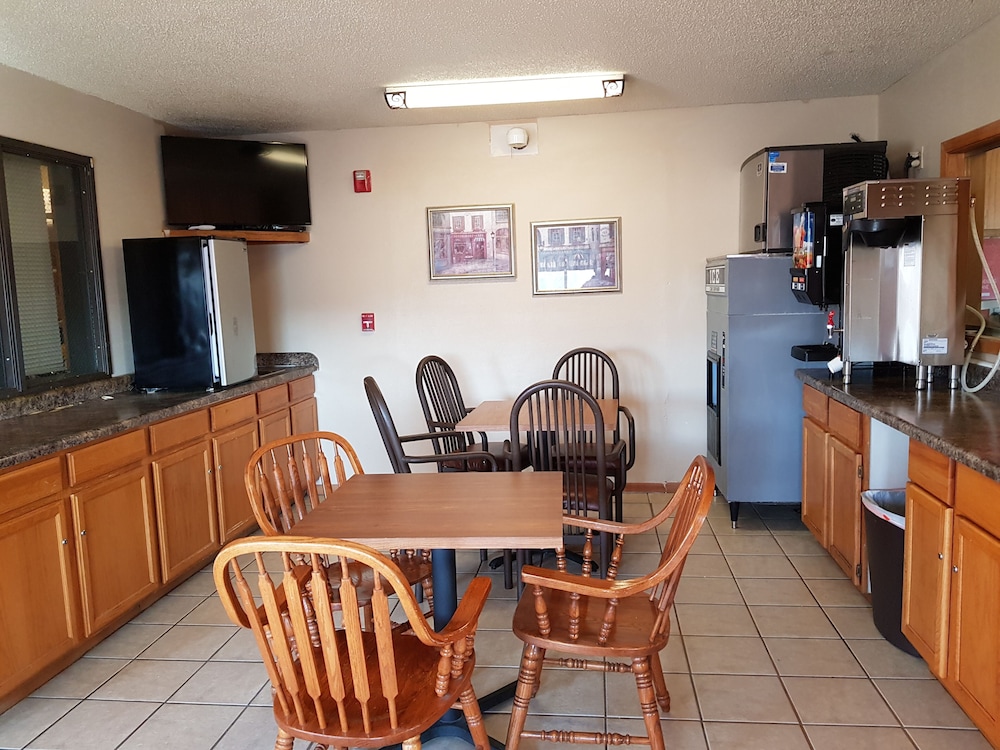 Le Mars Inn & Suites - photo 38