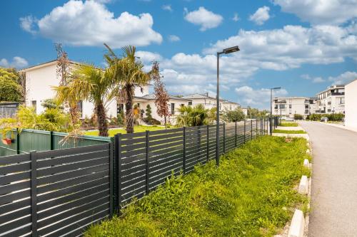 King Size Bed Free Private Parking Garden & Terrace 14min From Disneyland — hotel in Ferrieres-En-Brie