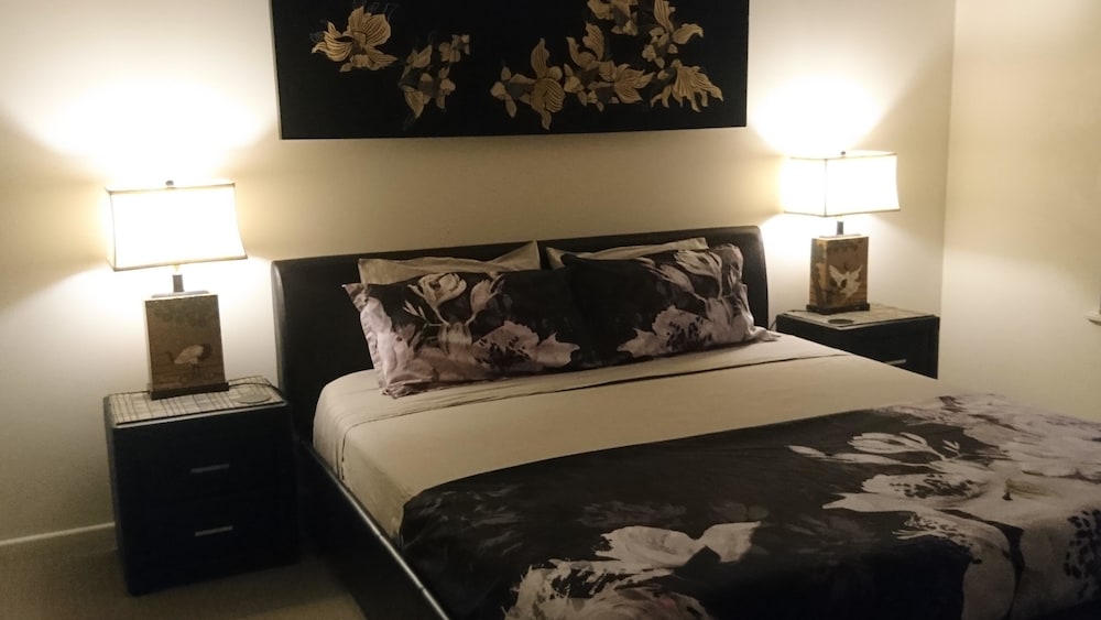 Palm Lakeside Bowen Whitsundays Wifi Netflix Private Cool Luxury — 4-Star Luxury Hotel in Bowen, Australia