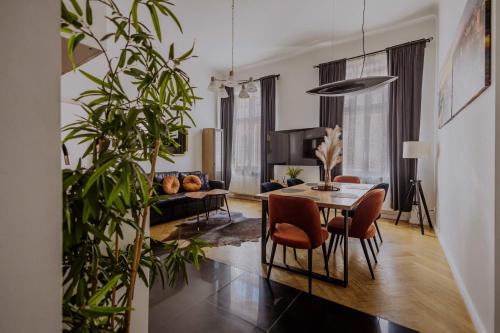 Golden Pearl Main Square 100 sqm 4 rooms — 4-Star Luxury Hotel in Krakow, Poland