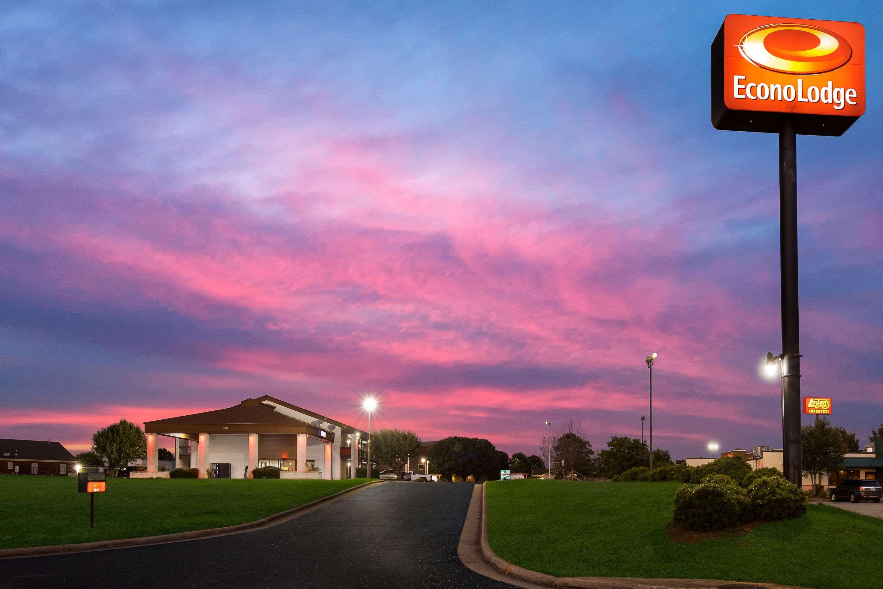 Econo Lodge Madison Airport - photo 45