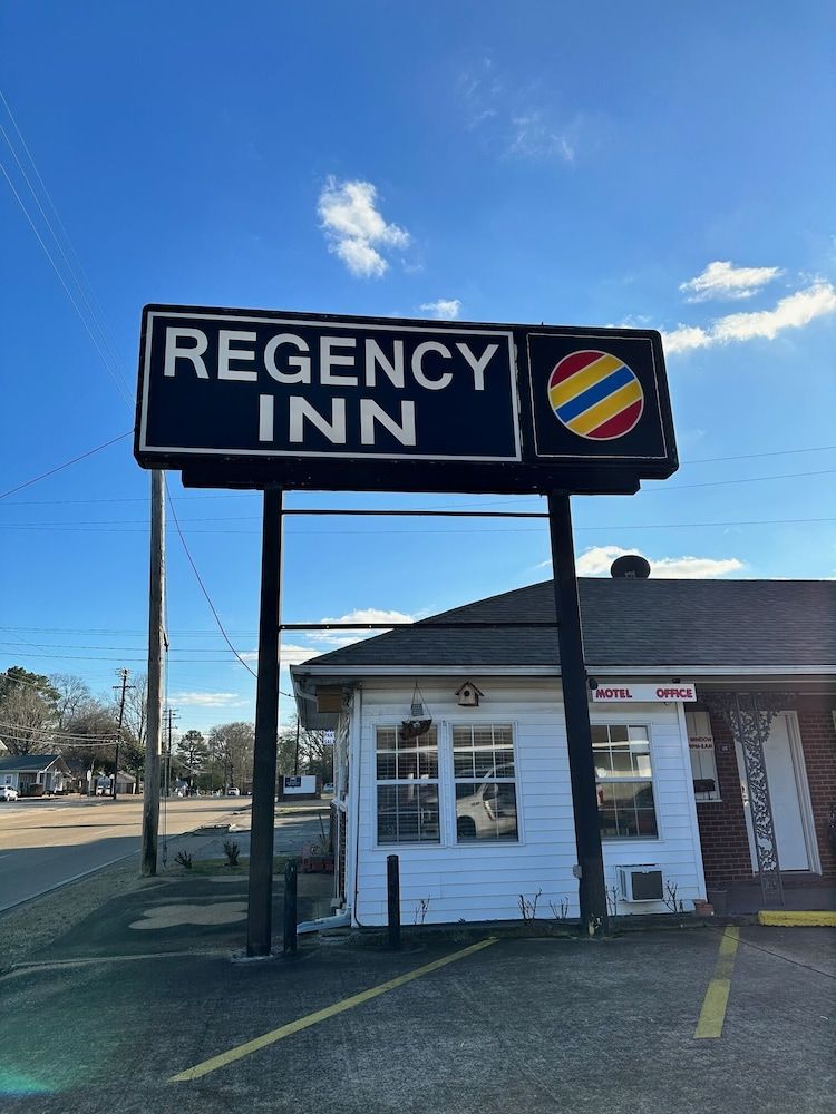 Regency Inn - carbon neutral hotel in Booneville