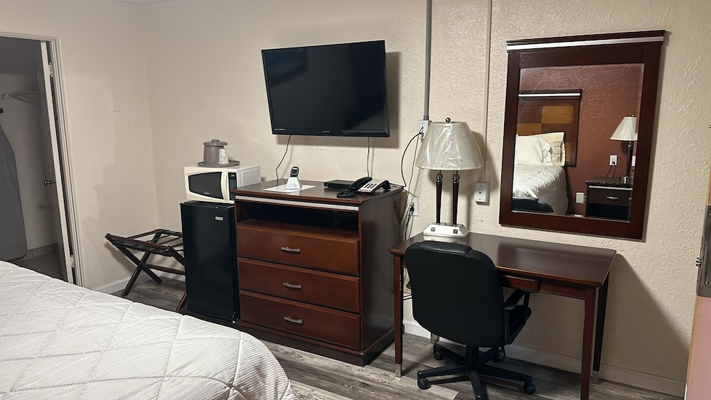Deluxe Inn Of Roswell - photo 12