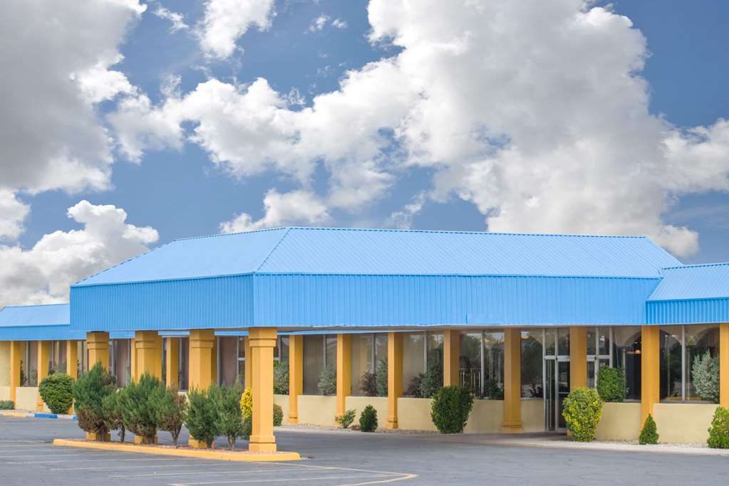 Days Inn & Suites by Wyndham Clovis - photo 4