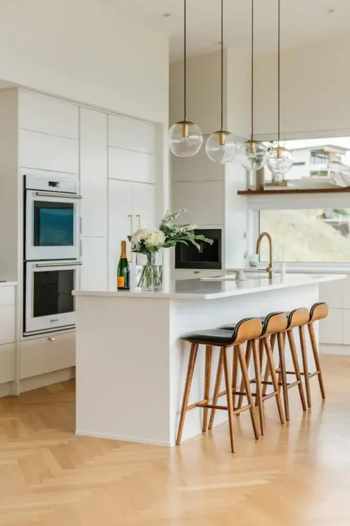 Salt w Pool Sauna Lake View Upper Mission Lux in Kelowna, Canada