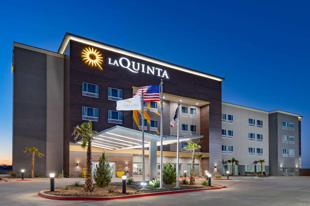 La Quinta Inn & Suites by Wyndham Fort Stockton Northeast - photo 2