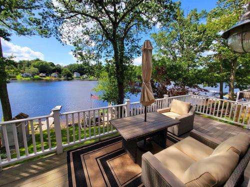 Cozy Lake Cottage — 4-Star Luxury Hotel in Charlton, United States
