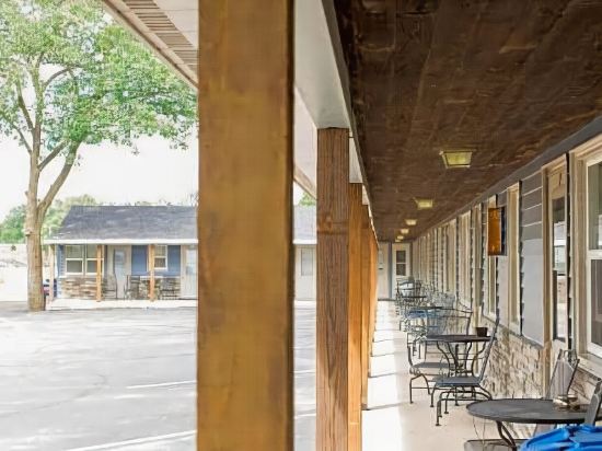 Lakes Inn - photo 9