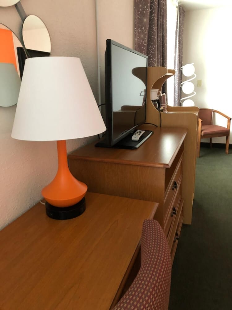 Howard Johnson by Wyndham Salem - photo 17