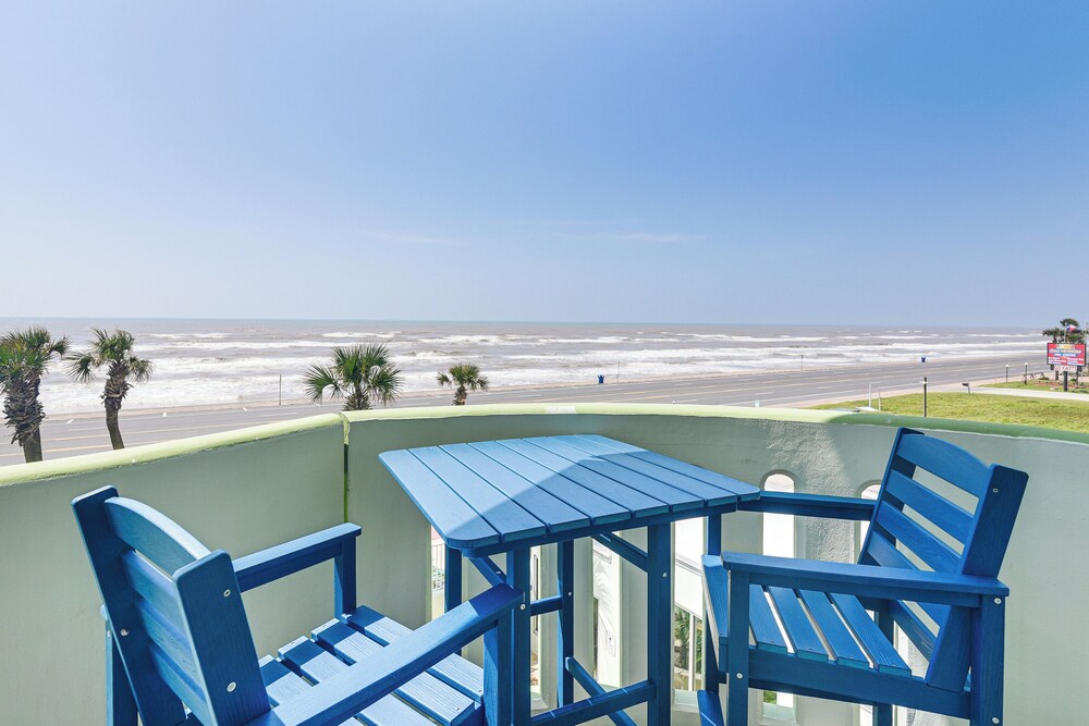 Walk to Galveston Beach: Family Condo w Pool — 4-Star Luxury Hotel in Galveston, United States