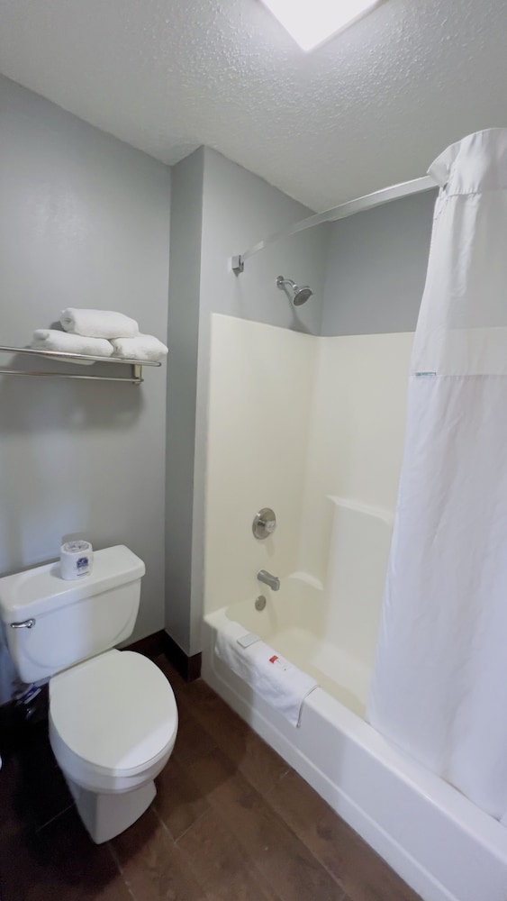 Days Inn by Wyndham Great Lakes Naval Base - photo 16