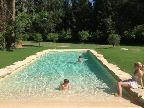 Soleil et piscine au calme d’Avignon sur l’ile de la BARTHELASSE