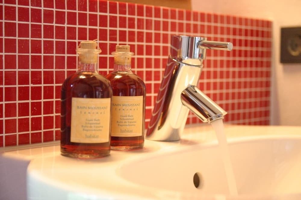 Bathroom amenities