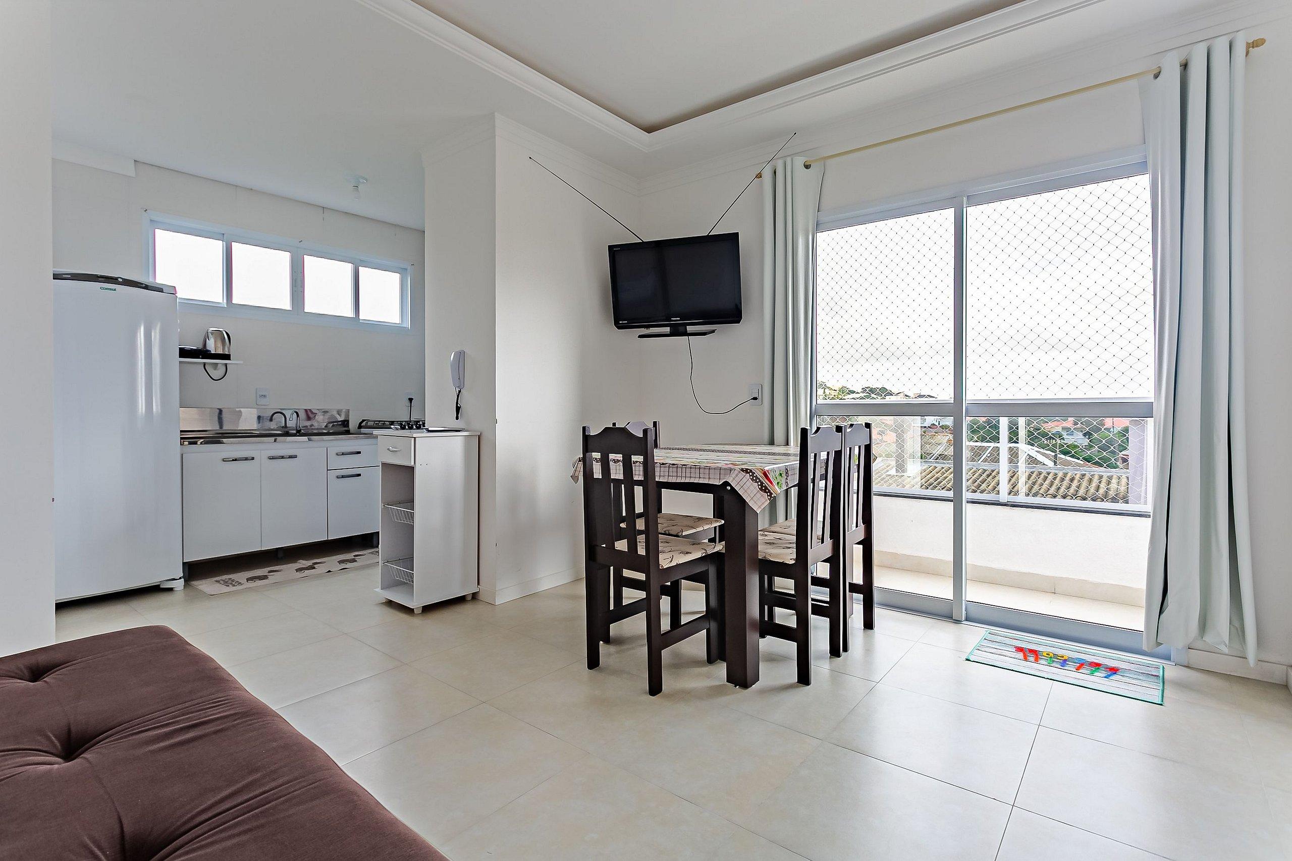 Apto com sacada a 10min praia do Santinho SBR402 — hotel in Florianopolis