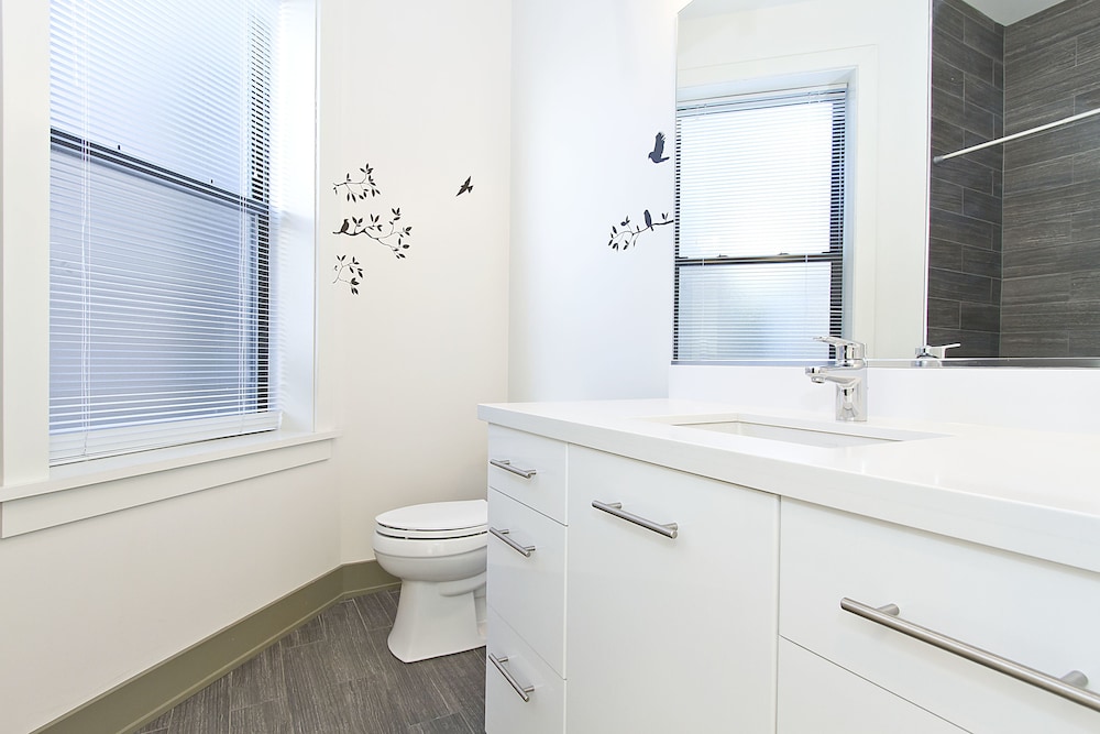 Vibrant 2BR in Wrigleyville by Sonder - photo 22