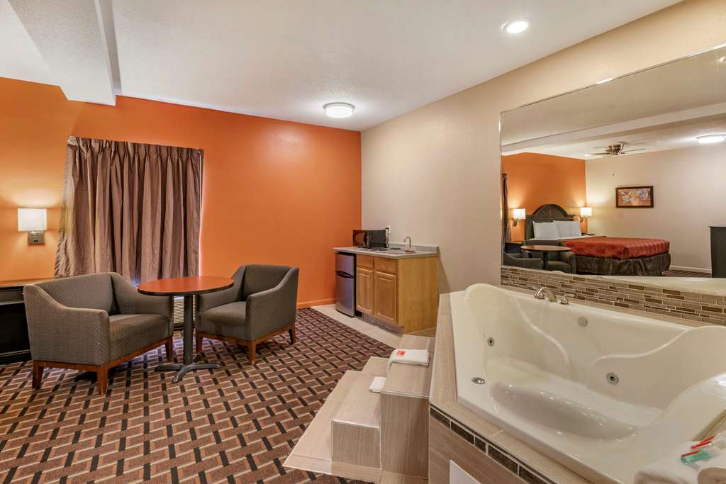 Econo Lodge Inn & Suites Granite City St. Louis - photo 16