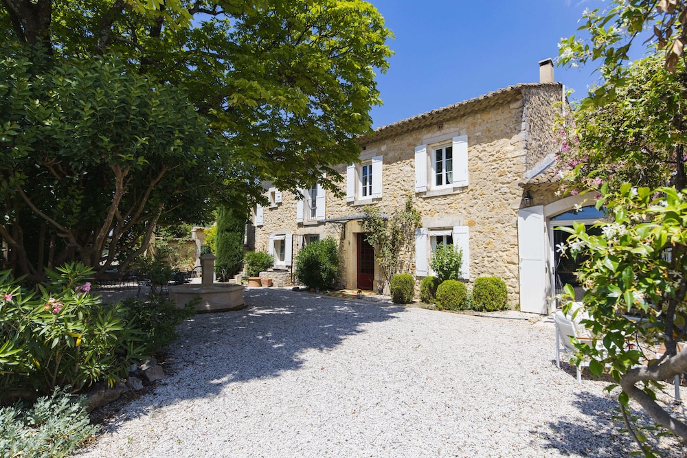 Chambre d'hôtes B&B Fleur de Coton — 4-Star Luxury Hotel in Lagnes, France