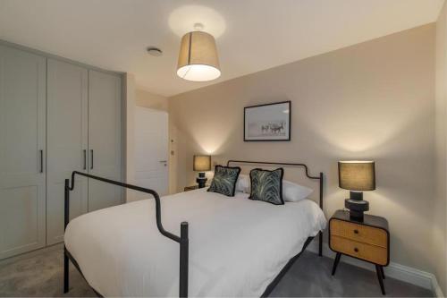 Stylish 2 Bed 2 Bath Apartment Allocated Parking By Tempstay — 4-Star Luxury Hotel in Windsor, United Kingdom