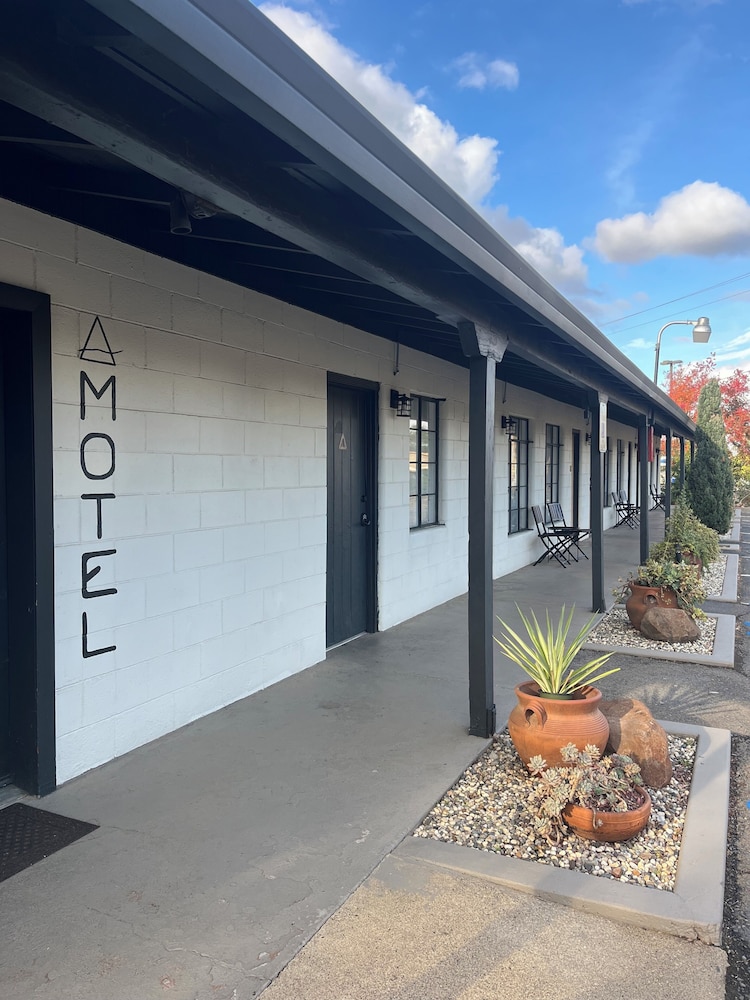 Triangle Motel - photo 50